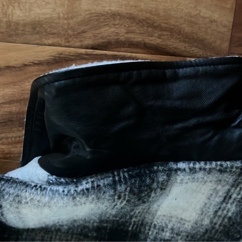 Plaid jacket/coat, great condition 
Apparis Elegant Black plaid Jacket - Picture 9 of 12